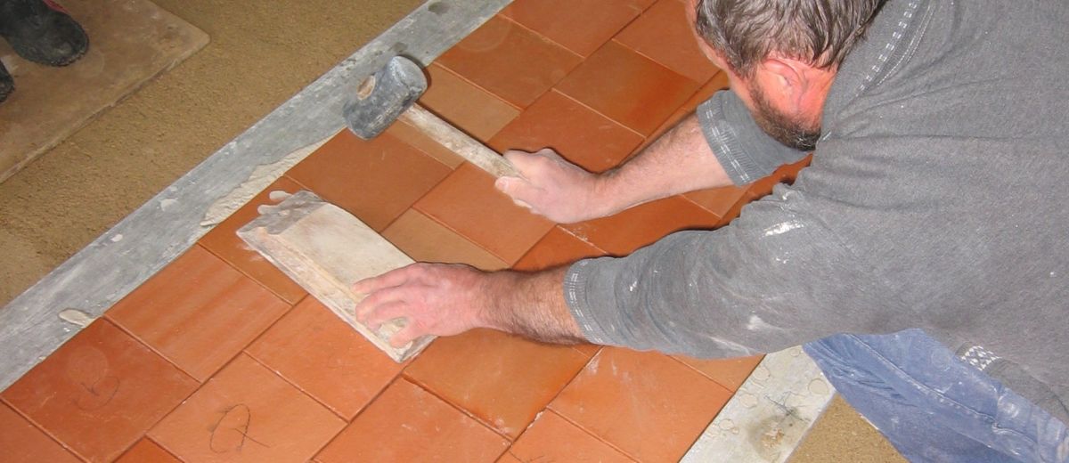 Comment poser un carrelage en terre cuite ?